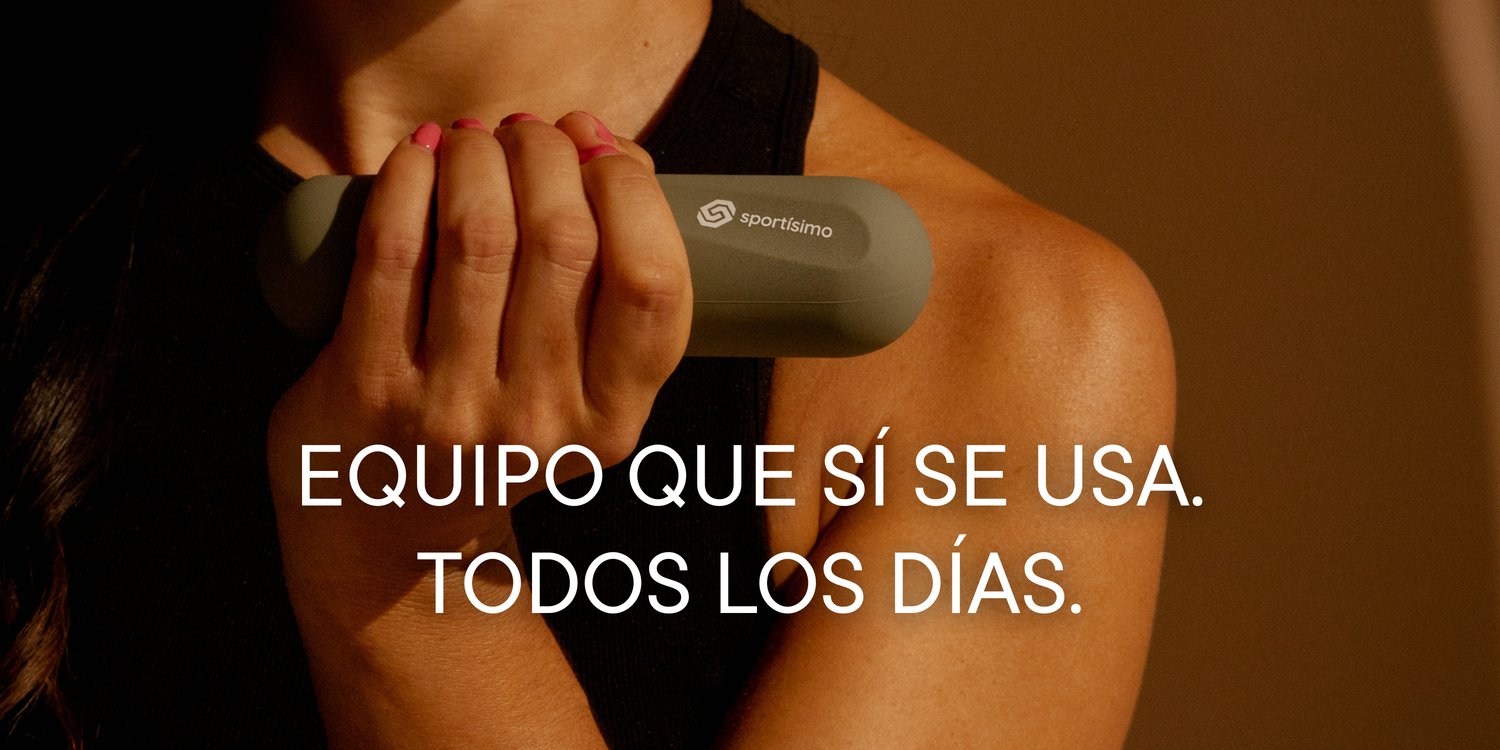 Mujer sosteniendo una mancuerna Sportisimo durante entrenamiento funcional, representando equipo de ejercicio para uso diario.