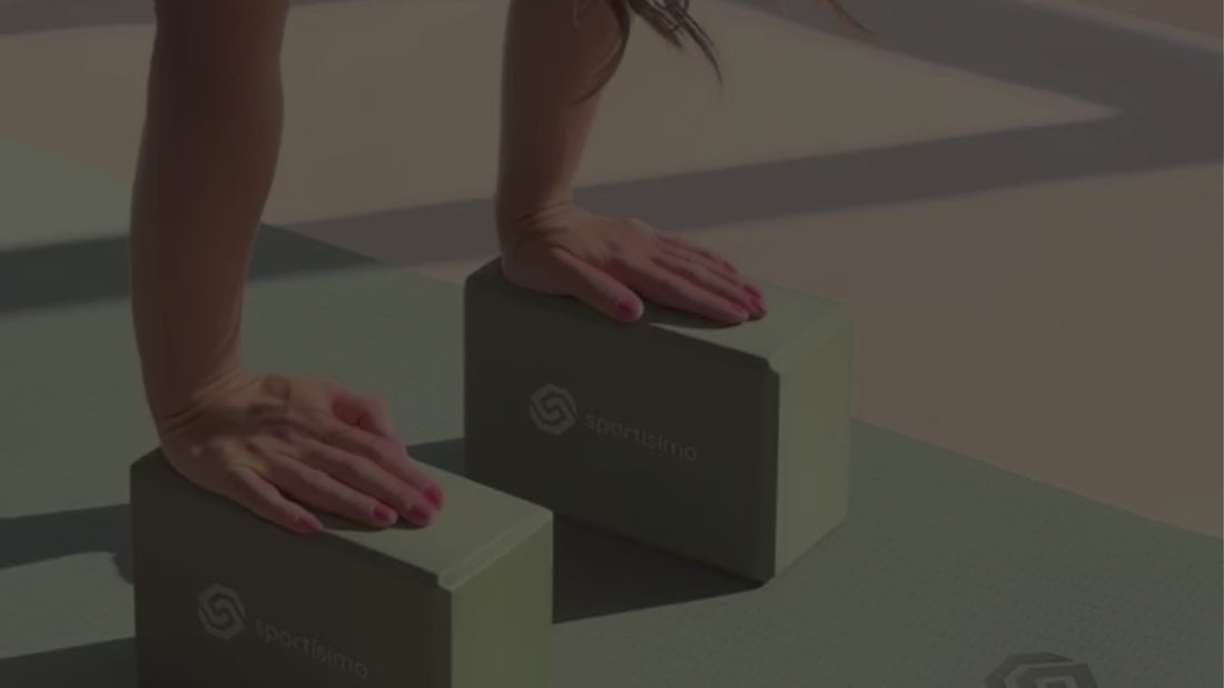 Personas entrenando juntas en estudio de yoga y pilates, movimiento consciente y entrenamiento funcional con Sportisimo en México.