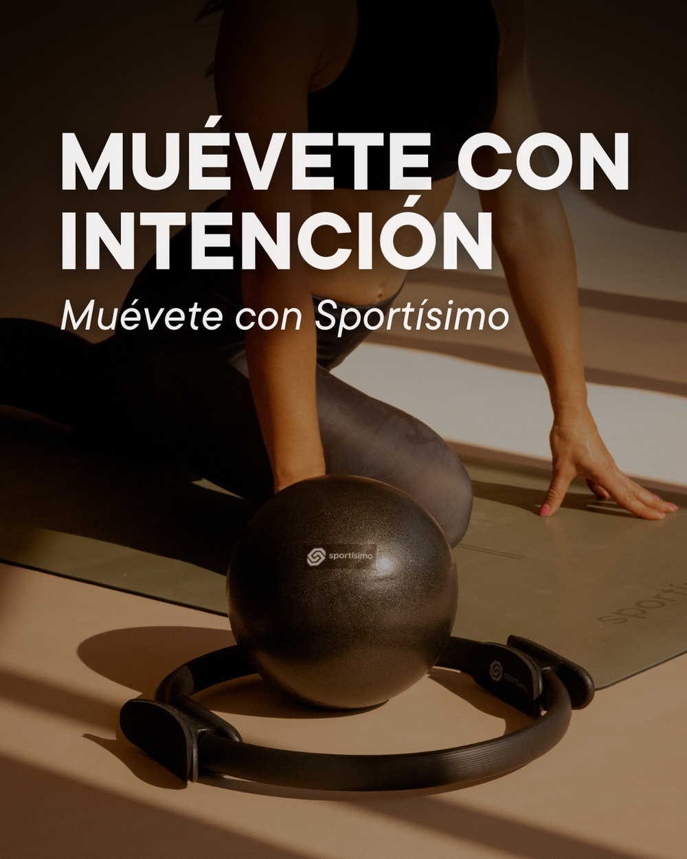 Mujer entrenando con equipo de Sportisimo para yoga y pilates, ejercicio funcional con intención en estudio de fitness en México.